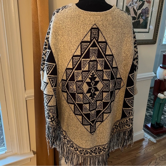 Bobeau – Fringe Poncho, Black and Tan Long - 3/4 Sleeve Crewneck Sweater - Picture 3 of 12